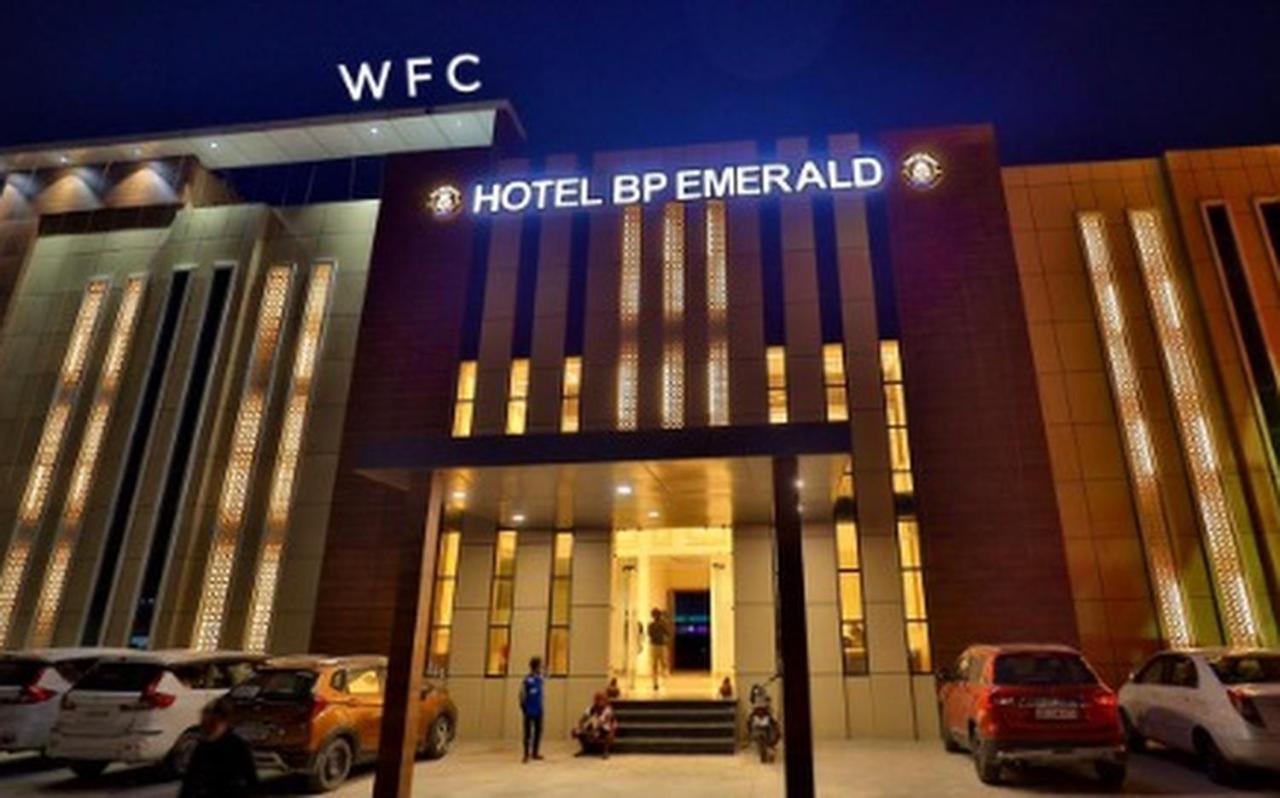 Hotel B P Emerald Матхура Экстерьер фото